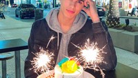 Brent Rivera dikenal dengan konten komedinya yang sukses membuat penggemarnya terhibur. Aksi konyolnya itu membuat youtuber cute tersebut memiliki banyak suscribers dan follower di Instagram. Foto : Instagram @brentrivera