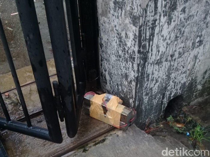 Bungkusan mencurigakan di depan dealer motor di Brebes.