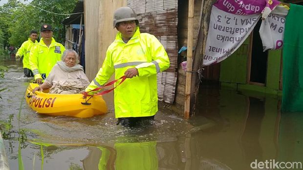 Nenek 90 Tahun di Pekalongan Tak Berdaya Saat Rumahnya Dikepung Banjir