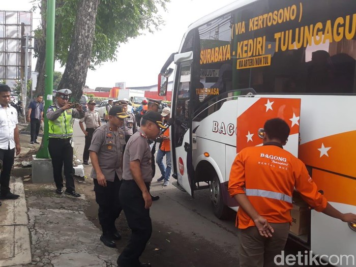 Final Piala Gubernur Jatim antara Persebaya vs Persija digelar di Stadion Gelora Delta Sidoarjo sore nanti. Meski begitu, pengamanan juga dilakukan di Kota Kediri.
