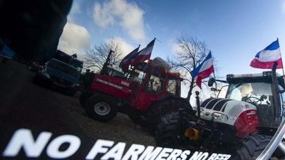 Bawa Traktor, Petani Belanda Kembali Turun ke Jalan