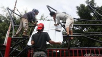 Pekerja membangun lokasi pedagang Nasi Kapau, di Jalan Kramat Raya, Jakarta Pusat, Kamis (20/2/2020).