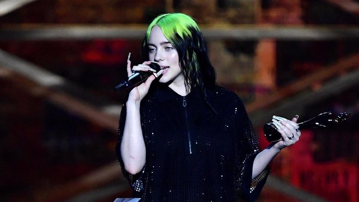 LONDON, ENGLAND - FEBRUARY 18: (EDITORIAL USE ONLY) Billie Eilish accepts the International Female Solo Artist award during The BRIT Awards 2020 at The O2 Arena on February 18, 2020 in London, England. (Photo by Gareth Cattermole/Getty Images)