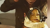 Hiii... Seram! Ada yang bisa tebak sosok apa di kue dan topeng Lee Kwang Soo? Mirip banget ya keduanya. Foto: Instagram/Istimewa