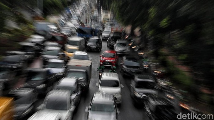 Menkeu Sri Mulyani mengusulkan emisi kendaraan bermotor sebagai barang kena cukai (NKC) yang juga berlaku untuk kantong plastik.