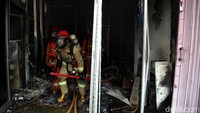 Usai api berhasil dipadamkan, sejumlah petugas memasuki bangunan yang hangus dilalap api itu untuk menyisir lokasi kebakaran tersebut.