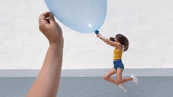 Terbang dengan balon. Foto: Instagram @umtiago via Bored Panda