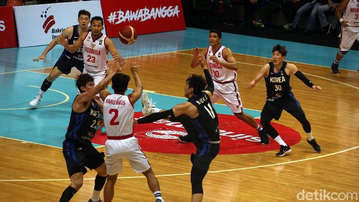 Korsel Bungkam Indonesia pada Kualifikasi FIBA Asia 2021 Tim basket putra Korea Selatan dengan menyakinkan membungkam tuan rumah tim putra basket Indonesia dengan skor telak (109-76), yang berlangsung di Sport Mal Kelapa Gading, Jakarta, Kamis (20/2/2020) malam.
