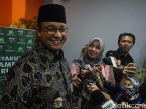 Cegah Corona, Anies Minta Jemaah Salat Jumat Hindari Sapa dengan Sentuhan