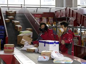 Intip Aktivitas Kurir Paket China yang Tetap Sibuk di Tengah Wabah Corona