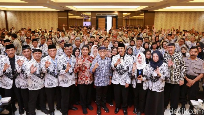 Bupati Banyuwangi Abdullah Azwar Anas menghadiri penutupan Konferensi PGRI Kabupaten Banyuwangi di Hotel New Surya, Jajag. Di tengah organisasi para guru tersebut, Anas berpesan untuk ikut serta menyukseskan program prioritas pemerintah.