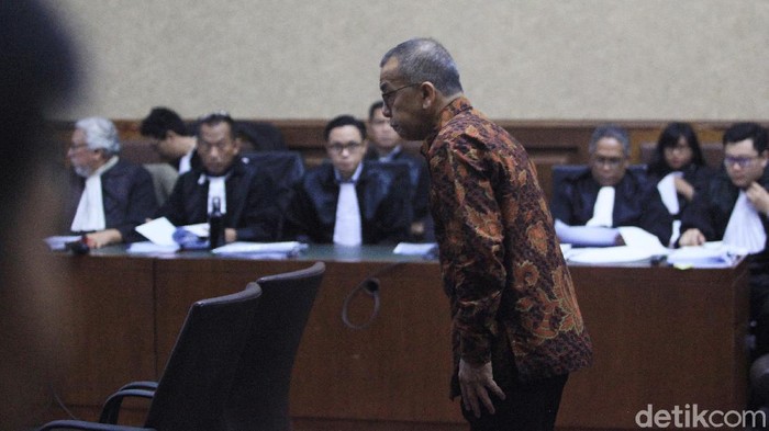 Terdakwa kasus suap pengadaan pesawat dan mesin pesawat Airbus S.A.S dan Rolls-Royce P.L.C pada Garuda Indonesia Emirsyah Satar (berbatik coklat) dan Soetikno Soedarjo (berbatik biru) menjalani sidang lanjutan di Pengadilan Tipikor, Jakarta, Kamis (20/2/2020). Sidang tersebut beragenda pemeriksaan dua saksi yang dihadirkan jaksa KPK yakni mantan Manager Administrasi & Finance Connaught International Pte. Ltd.  Sallywati Rahardja (kiri) dan karyawan PT MRA, Rita Wahyuni.