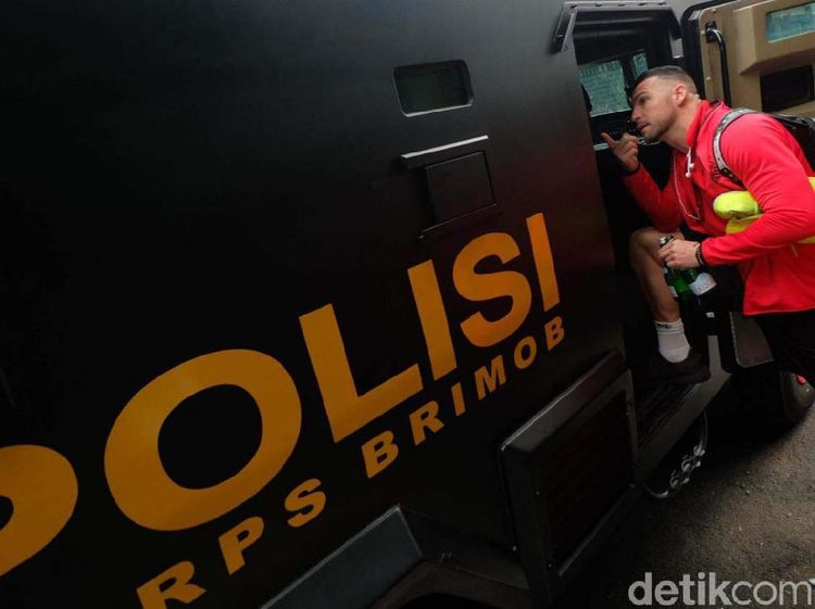 Momen Pemain Persija Diangkut Barracuda