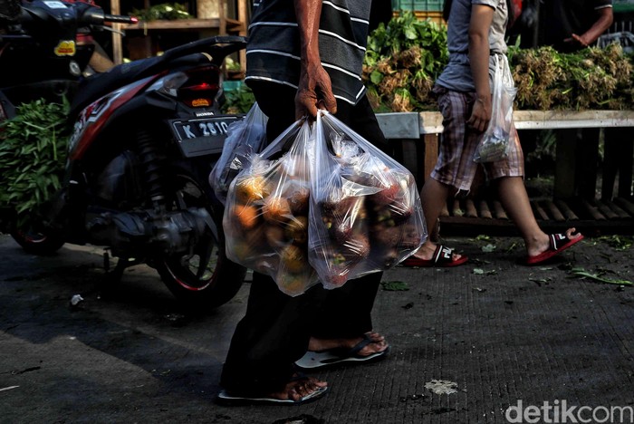 Menkeu Sri Mulyani mengusulkan emisi kendaraan bermotor sebagai barang kena cukai (NKC) yang juga berlaku untuk kantong plastik.