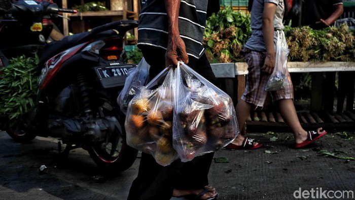 Menkeu Sri Mulyani mengusulkan emisi kendaraan bermotor sebagai barang kena cukai (NKC) yang juga berlaku untuk kantong plastik.