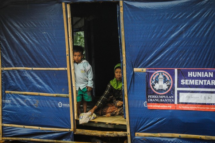 Komplek hunian sementara korban bencana tengah dibangun dengan biaya para donatur serta dana swadaya masyarakat di Kampung Cigobang, Lebak, Banten, Rabu (19/2/2020). Meski telah terbangun 40 lokal huntara namun belum sebanding dengan jumlah korban bencana  sehingga satu hunian dapat ditempati dua sampai tiga kartu keluarga (kk). ANTARA FOTO/Muhammad Bagus Khoirunas/af/hp.