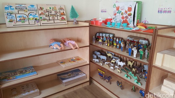 Tak sekedar tempat membaca dan belajar, di ruangan anak juga di desain sebagai tempat bermain. Tentu saja permainan yang disediakan mendukung kemampuan anak-anak untuk belajar. (Syanti/detikcom) Tak sekedar tempat membaca dan belajar, di ruangan anak juga di desain sebagai tempat bermain. Tentu saja permainan yang disediakan mendukung kemampuan anak-anak untuk belajar. (Syanti/detikcom)