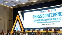Direktur Tresuri dan Internasional BNI Putrama Wahju Setyawan, Direktur Keuangan BNI Sigit Prastowo, Direktur Human Capital dan Kepatuhan BNI Bob Tyasika Ananta, Direktur Layanan dan Jaringan BNI Adi Sulistyowati, Wakil Direktur Utama BNI Anggoro Eko Cahyo, Direktur Bisnis UMKM BNI Tambok P Setyawati, Direktur Bisnis Konsumer BNI Corina Leyla Karnalies, Direktur Teknologi Informasi & Operasi BNI Y B Hariantono, dan Direktur Bisnis Korporasi BNI Benny Yoslim memberikan keterangan usai Rapat Umum Pemegang Saham Tahunan Tahun Buku 2019.
