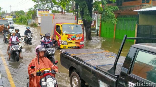 Jalur Pantura Pekalongan Tergenang Banjir, Ada Antrean Kendaraan