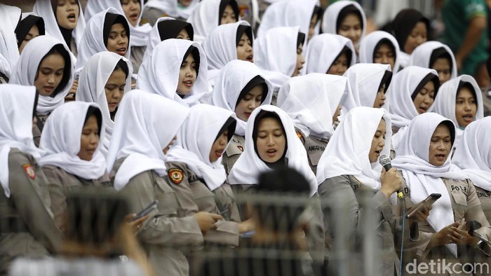 Puluhan personel Polisi Wanita (Polwan) yang mengenakan kerudung warna putih membuka Final Piala Gubernur Jatim 2020 dengan membacakan Asmaul Husna di tribune VVIP Stadion Gelora Delta, Sidoarjo, Jawa Timur, Kamis (20/2/2020).