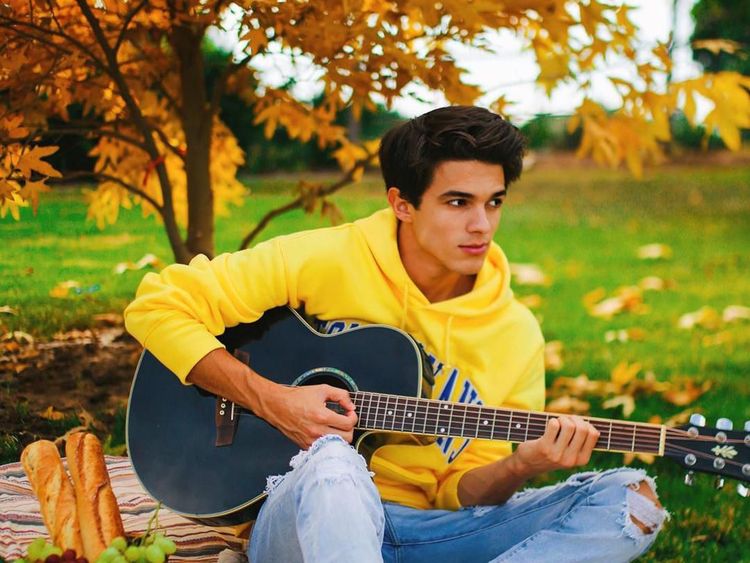 Pose Kulineran Keren Brent Rivera, Youtuber Tampan Asal Amerika