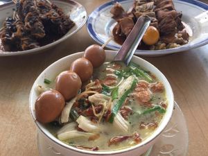 Ngiras Soto Ayam Khas Kudus yang Bikin Nambah