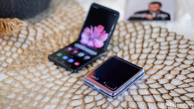 Galaxy Z Flip Galaxy Z Flop
