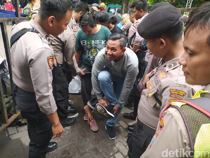 polisi periksa para suporter yang masuk ke Gor sidoarjo