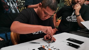 Proses pemasangan kembali jeroan ini cukup makan waktu lama. Bukan untuk ditiru ya detikers, bongkar pasang seperti ini butuh kemampuan khusus. Foto: detikINET/Aisyah Kamaliah