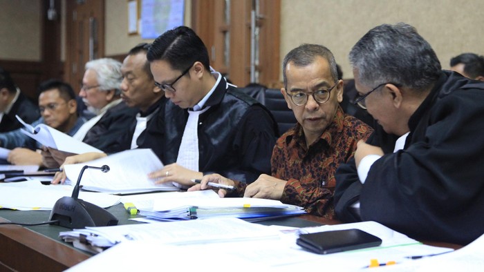 Emirsyah dan Soetikno Jalani Sidang Lanjutan Kasus Suap Garuda Terdakwa kasus suap pengadaan pesawat dan mesin pesawat Airbus S.A.S dan Rolls-Royce P.L.C pada Garuda Indonesia Emirsyah Satar (berbatik coklat) dan Soetikno Soedarjo (berbatik biru) menjalani sidang lanjutan di Pengadilan Tipikor, Jakarta, Kamis (20/2/2020). Sidang tersebut beragenda pemeriksaan dua saksi yang dihadirkan jaksa KPK yakni mantan Manager Administrasi & Finance Connaught International Pte. Ltd. Sallywati Rahardja (kiri) dan karyawan PT MRA, Rita Wahyuni.