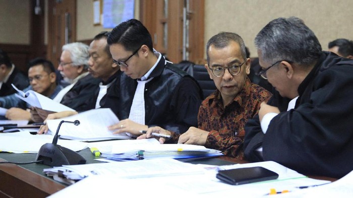 Terdakwa kasus suap pengadaan pesawat dan mesin pesawat Airbus S.A.S dan Rolls-Royce P.L.C pada Garuda Indonesia Emirsyah Satar (berbatik coklat) dan Soetikno Soedarjo (berbatik biru) menjalani sidang lanjutan di Pengadilan Tipikor, Jakarta, Kamis (20/2/2020). Sidang tersebut beragenda pemeriksaan dua saksi yang dihadirkan jaksa KPK yakni mantan Manager Administrasi & Finance Connaught International Pte. Ltd.  Sallywati Rahardja (kiri) dan karyawan PT MRA, Rita Wahyuni.