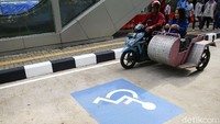 Parkir khusus difabel itu berada persis di samping tangga eskalator untuk menuju stasiun MRT.