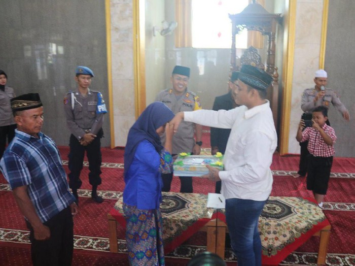 Seorang tersangka kasus curat menikah di mapolres Bojonegoro. Ia menikah di tanggal cantik 20-02-2020.