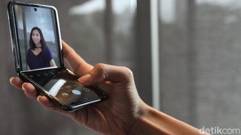 Menariknya Galaxy Z Flip masih bisa digunakan meski dalam posisi dibuka 90 derajat. Ketika ditekuk, layar secara otomatis terbagi menjadi dua layar 4 inci sehingga pengguna dapat dengan mudah melihat gambar, konten atau video di bagian atas layar, dan mengontrolnya di layar bagian bawah. Foto: Rifkianto Nugroho