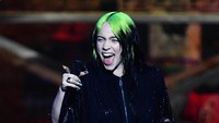 Billie awalnya tampak sangat bahagia di atas panggung. Gareth Cattermole/Getty Images