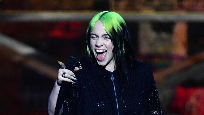 LONDON, ENGLAND - FEBRUARY 18: (EDITORIAL USE ONLY) Billie Eilish accepts the International Female Solo Artist award during The BRIT Awards 2020 at The O2 Arena on February 18, 2020 in London, England. (Photo by Gareth Cattermole/Getty Images)