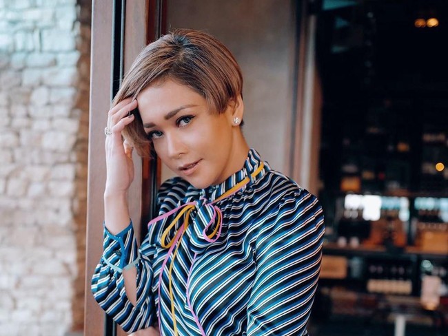 Juri Indonesian Idol Maia Estianty juga menggunakan platform Kitabisa untuk melakukan penggalangan dana melawan virus Corona. Bantu Rakyat dan Tenaga medis, demikian Maia menamai kampanye sosialnya. Dimulai hari ini Kamis (19/3/2020), Maia sudah berhasil mengumpulkan Rp 77 juta dari target Rp 100 juta penggalangan dana yang dilakukannya. Dana yang terkumpul nantinya akan digunakan untuk pembagian alat perlindungan diri bagi rakyat dan tenaga medis. Dan untuk biaya pengobatan serta pemeriksaan COVID-19 bagi masyarakat yang tidak mampu. Foto: Dok. Instagram @maiaestiantyreal