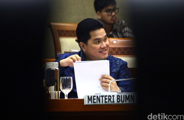 Erick Thohir Rapat Bareng DPR Menteri BUMN Erick Thohir hadir dalam rapat kerja bersama Komisi VI DPR RI. Ada berbagai hal yang dibahas oleh Erick bersama DPR dalam rapat itu. Apa saja?