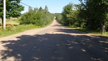 New Brunswick, Kanada, memiliki bukit yang melawan hukum alam, seperti air yang bergerak ke atas. Mobil bahkan tertarik naik ke perbukitan dengan sendirinya. Foto: Wikimedia.org