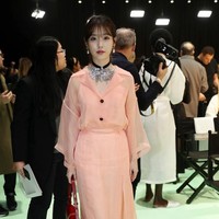 IU merupakan salah satu tamu front row di fashion show Gucci yang digelar di Milan Fashion Week Fall/Winter 2020, 19 Februari 2020, Milan, Italia. Foto: Pietro S. DAprano/Getty Images for Gucci