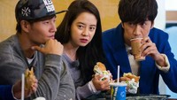 Bersama para pemain Running Man, Lee Kwang Soo makan sandwich. Ada Kim Jong Kook dan Song Ji Hyo yang juga punya banyak penggemar. Foto: Instagram/Istimewa