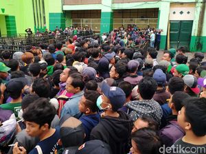 Ribuan Suporter Antre Tiket Persebaya Vs Persija