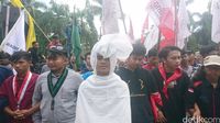 Ada 'Pocong' di Demo Mahasiswa Cilegon Kritik Kepemimpinan Edi-Ratu Ati