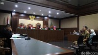 Dalam persidangan ini, Wawan duduk sebagai terdakwa dalam kapasitas Komisaris Utama PT BPP. Dia didakwa merugikan negara terkait pengadaan alat kesehatan (alkes) di Banten dan Tangsel serta tindak pidana pencucian uang (TPPU).