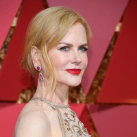 Nicole Kidman tampil menawan dengan gaun Armani Prive di acara Oscar 2017. Tapi jika diperhatikan, bagian leher Nicole terlihat kemerahan. Tampaknya bagian tersebut terlalu ketat hingga kulitnya harus bergesekan dengan material. Foto: Getty Images