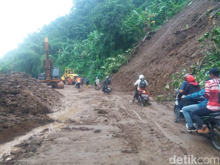 Longsor sempat tutup jalan utama menuju TPA Sarimukti