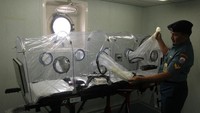 Peralatan medis Isolated Capsule Transporter disiapkan di KRI dr Soeharso. 