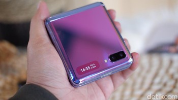 Terdapat layar kecil 1,1 inch Super AMOLED untuk menampilkan notifikasi dan digunakan saat selfie. Foto: Adi Fida Rahman/detikINET