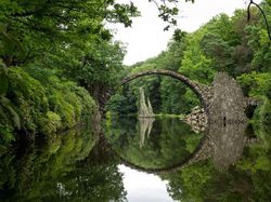 10 Tempat yang Tak Kalah Aneh dari Segitiga Bermuda