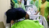 Menariknya, proses persalinan ini tak direncanakan akan dilakukan bertepatan dengan tanggal cantik 20-2-2020. Proses persalinan yang dilakukan secara sesar itu pun dilakukan atas rekomendasi dokter yang menanganinya.